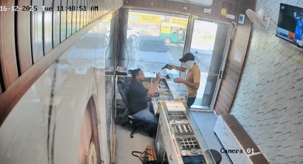 भीनमाल. व्यापारी पर पिस्टल तानकर खड़ा बदमाश। 
